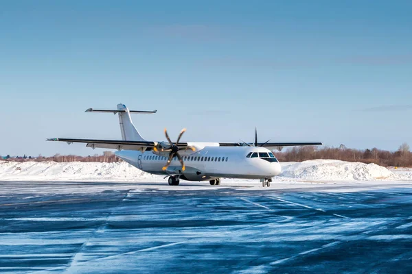 Wit Passagiersvliegtuig Turbopropeller Het Vliegveld Schort Bij Koud Winterweer — Stockfoto