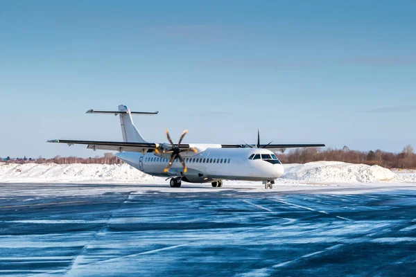 Aereo Turboelica Bianca Passeggeri Sul Grembiule Dell Aeroporto Inverno Freddo — Foto Stock