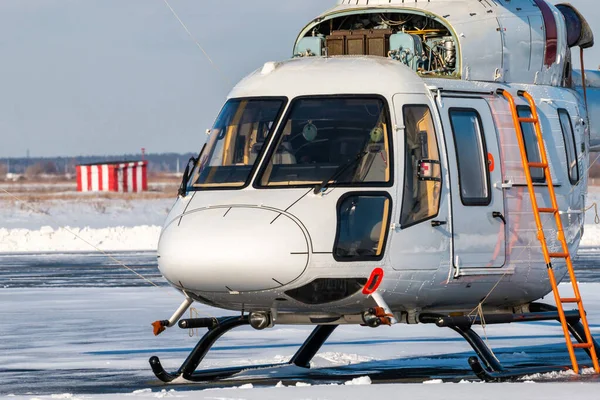 Close Van Een Witte Helikopter Met Een Open Motor Het — Stockfoto