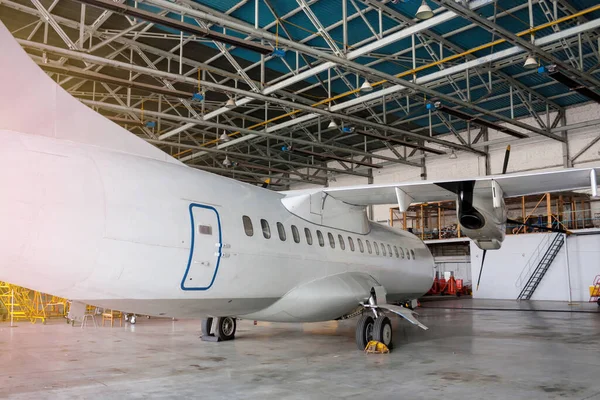 Turbopropulseurs Passagers Blancs Maintenance Dans Hangar Réparation Avions Vérification Systèmes — Photo