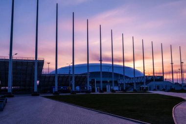 Sochi, Rusya - 29 Mart 2021: Sochi Olimpiyat Parkı. Gün batımında Bolşoy Buz Kubbesi