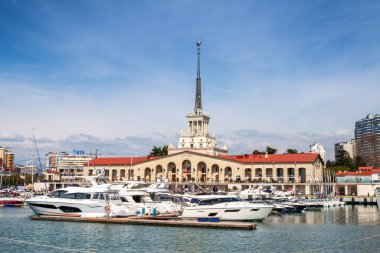 Soçi, Rusya - 30 Mart 2021: Açık ve güneşli bir günde Soçi Deniz İstasyonu
