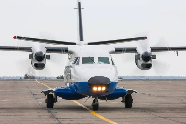 Een Klein Regionaal Turbopropvliegtuig Het Vliegveld Schort — Stockfoto
