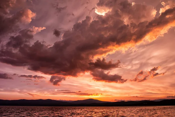 Szenisches Karminrotes Licht Nach Sonnenuntergang Auf Dem See — Stockfoto