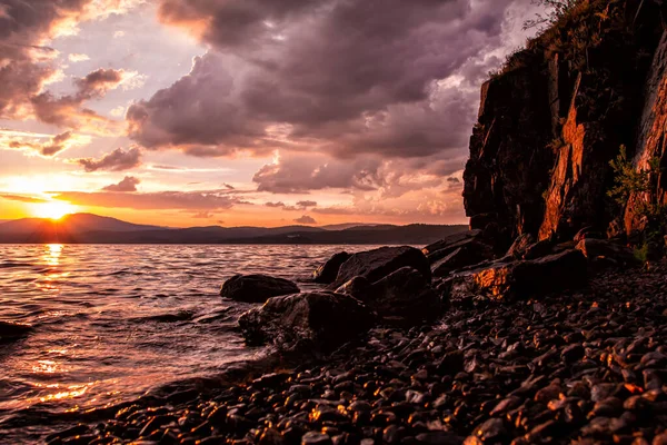 Beau Lac Rivage Rocheux Dans Les Rayons Soleil Couchant — Photo