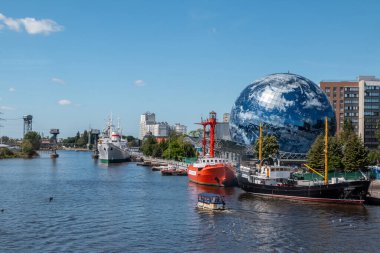 Kaliningrad, Rusya - 31 Mayıs 2021: Pregolya Nehri seti üzerindeki Dünya Okyanusu Müzesi Sergisi