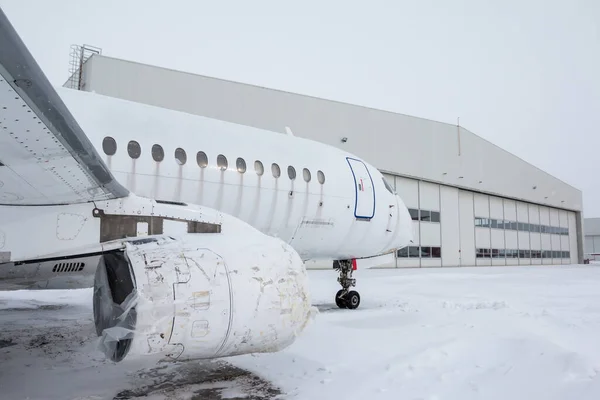 Biały Samolot Pasażerski Pobliżu Hangaru Mroźną Zimę Samolot Potrzebuje Naprawy — Zdjęcie stockowe