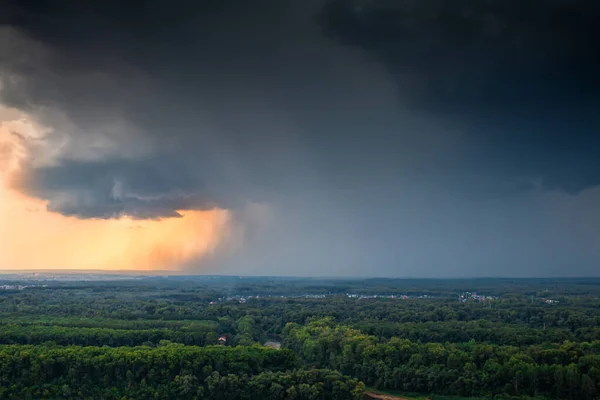 Início Tempo Tempestuoso Com Forte Chuva Sobre Uma Aldeia Florestal — Fotografia de Stock