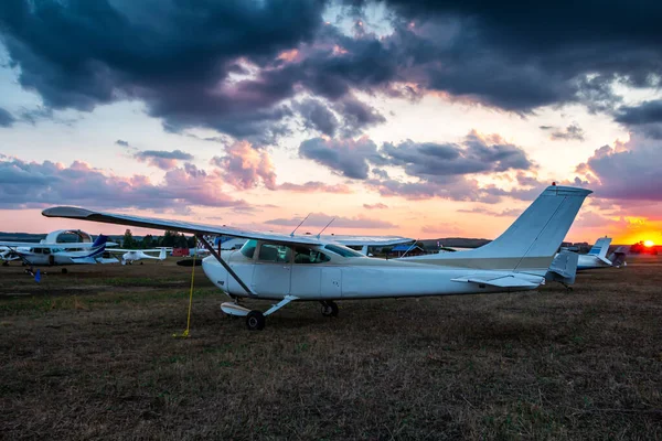 Malá Soukromá Letadla Zaparkovaná Letišti Při Malebném Západu Slunce — Stock fotografie