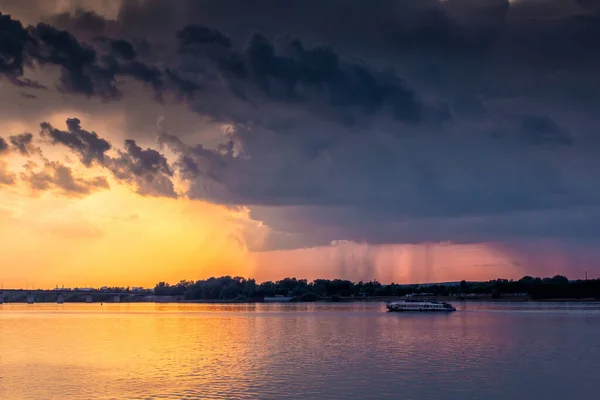 Небольшой Корабль Плывет Вдоль Реки Фоне Заката Дождевые Облака Небе — стоковое фото
