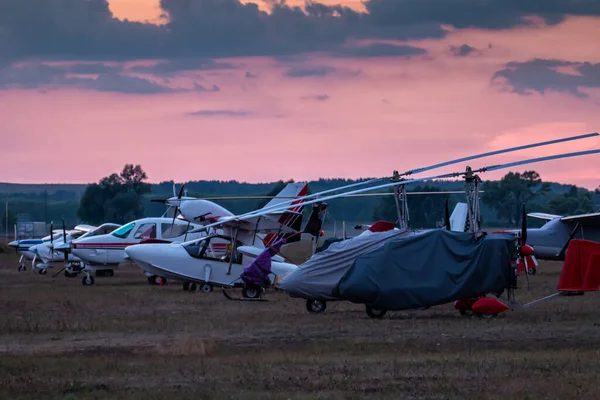Zakryté Gyroskopy Malá Soukromá Letadla Letišti Večerním Světle — Stock fotografie