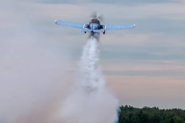 煙のあるスポーツ航空機の離陸 — ストック写真