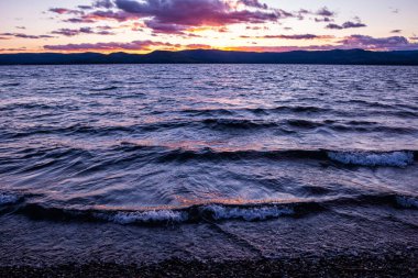 Gölde gün batımından sonraki kırmızı ışık