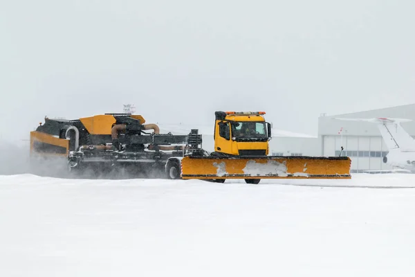 Sopladores Nieve Aeródromo Limpiando Área Cerca Del Hangar Del Avión — Foto de Stock