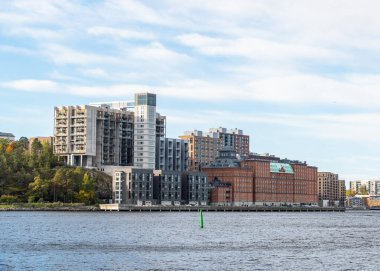Kvarnholmen yerleşim alanı ve Nacka belediyesinde bir ada, güzel bir sonbahar gününde Stockholm banliyösü.