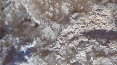 Çiğ doğal kristal kayaların yakın çekimi her belirgin oluşumu yakalar ve her kristalin kendi hikayesini anlatmasını sağlar. Orijinal ayar kristallerin cazibesini vurguluyor ve dokularını ortaya çıkarıyor.