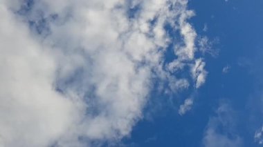 Dinamik bulutlar gökyüzünü silip süpürüyor: kabarık oluşumlar kayıyor ve şekil değiştiriyor, çarpıcı bir zaman atlamalı bulut hareketi yaratıyor