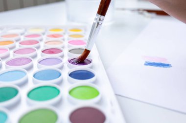 Resim sınıfında canlı suluboya resimli. Yüksek kalite.