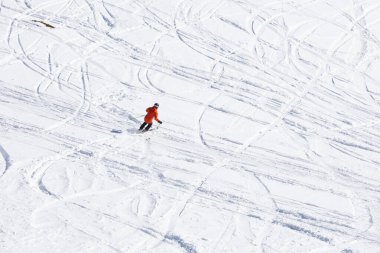 Karlı dağda raylı kayak macerası. Yüksek kalite.
