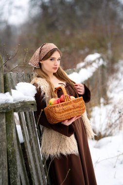 Karlı Orman 'da Elma Sepeti Tutan Genç Kadın, Kırsal Yaşam Tarzı Portresi