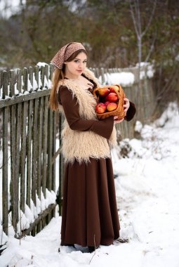 Karlı Orman 'da Elma Sepeti Tutan Genç Kadın, Kırsal Yaşam Tarzı Portresi