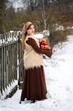 Karlı Orman 'da Elma Sepeti Tutan Genç Kadın, Kırsal Yaşam Tarzı Portresi