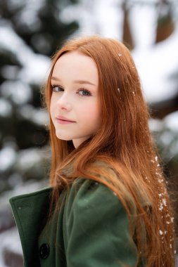 Kızıl Saçlı Genç Kadın Karlı Ormanda Pembe Laleler Tutuyor, Mevsimlik Portre