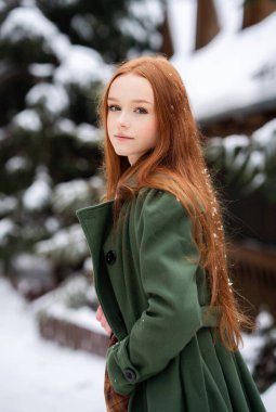 Kızıl Saçlı Genç Kadın Karlı Ormanda Pembe Laleler Tutuyor, Mevsimlik Portre