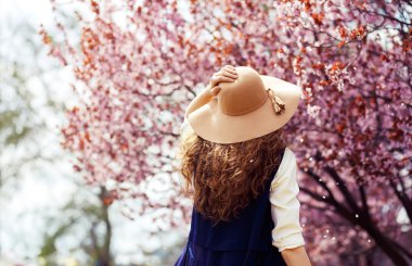 Yeşil bahçe güneşli gün zevk kadında bahar