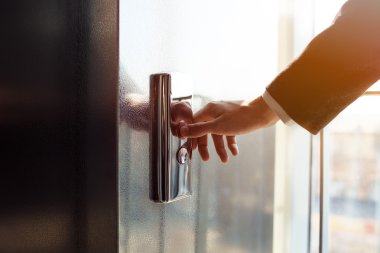 Inger asansör düğmesine basar. Kırmızı düğmeye.