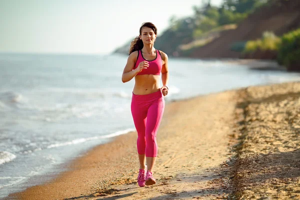 Wanita pelari fitness berjalan di pantai — Stok Foto