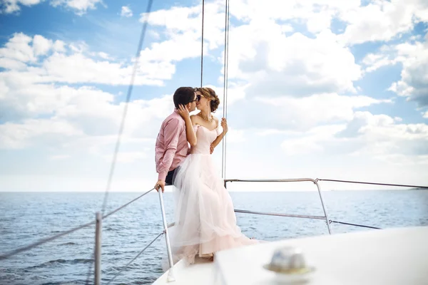 Casal jovem desfrutando de momentos românticos — Fotografia de Stock