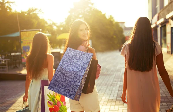 Bella ragazza con i pacchetti dopo lo shopping Una foto di un gruppo di amici felici shopping in città. Ragazza che cammina per la città dopo aver fatto shopping. buon umore . — Foto Stock