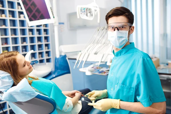 Retrato de dentista masculino con paciente . — Foto de Stock