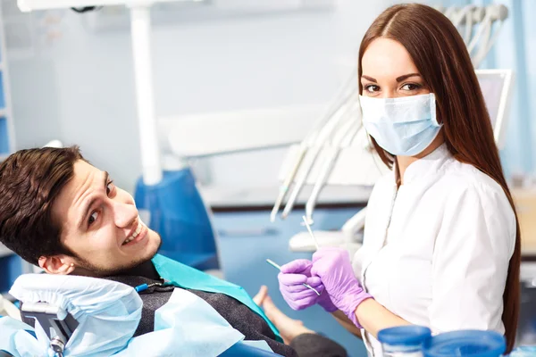 Översikt av Dental karies prevention. man på tandläkarens stol — Stockfoto