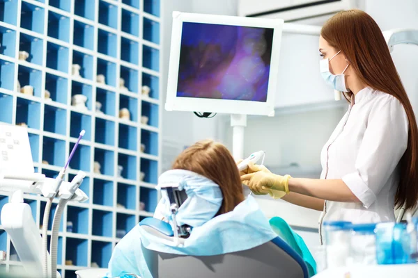 Médico dentista mulher profissional trabalhando. Uma mulher na clínica dentária. senhora mulher no dentista cuidar dos dentes . — Fotografia de Stock