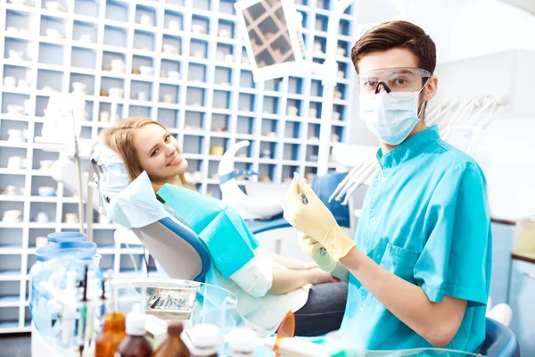 Retrato do dentista masculino com paciente . — Fotografia de Stock