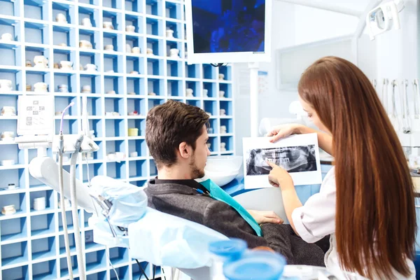 Panoramica della prevenzione della carie dentale. uomo sulla sedia del dentista durante una procedura dentale . — Foto Stock