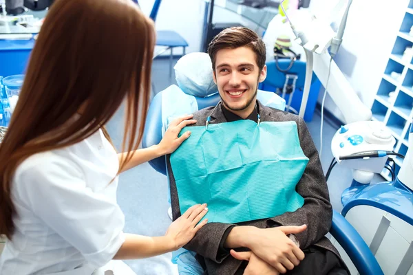 Visão geral da prevenção da cárie dentária. homem na cadeira do dentista durante um procedimento dentário . — Fotografia de Stock