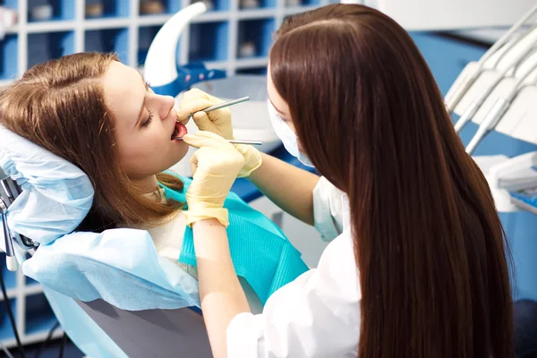 Szakmai nő fogorvos orvos dolgozik. nő a fogászati klinikán. hölgy nő fogorvos ügyelve a fogak. — Stock Fotó