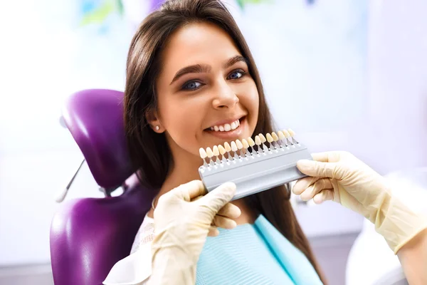 Wanita eropa cantik tersenyum dengan pemutih gigi yang sehat. Konsep perawatan gigi . Stok Gambar