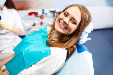 Diş çürükleri önleme genel bakış. Diş ameliyatı sırasında diş hekimi koltuğunda kadın.