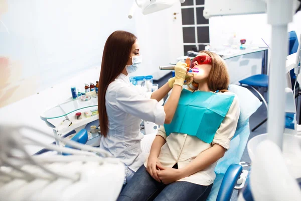 Professionell kvinna tandläkare läkare arbetar. kvinna på tandkliniken. Lady kvinna på tandläkare — Stockfoto