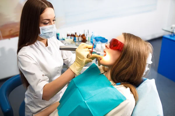 Médico dentista mulher profissional trabalhando. Uma mulher na clínica dentária. senhora mulher no dentista — Fotografia de Stock