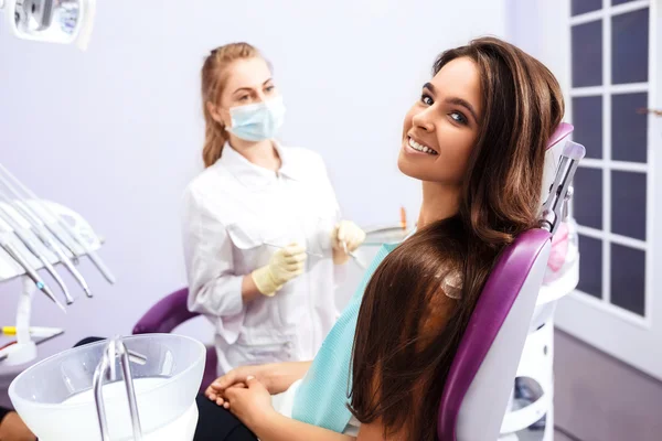 Visão geral da prevenção da cárie dentária.Mulher na cadeira do dentista durante um procedimento odontológico . — Fotografia de Stock