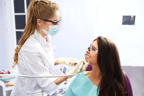 Visión general de la prevención de la caries dental.Mujer en la silla del dentista durante un procedimiento dental . — Foto de Stock