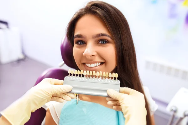Krásná Evropská žena se usmívá v zdravém bělení zubů. Koncepce stomatologické péče. — Stock fotografie