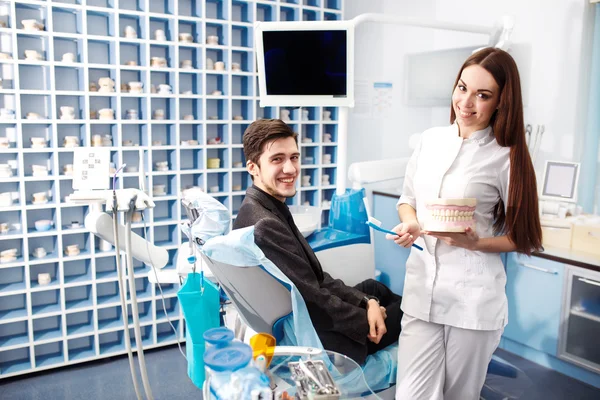Diş çürükleri önleme genel bakış.adam bir diş prosedürü sırasında diş hekimi koltuğunda. — Stok fotoğraf