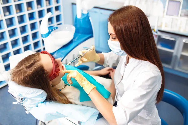 Professionell kvinna tandläkare läkare arbetar. kvinna på tandkliniken. Lady kvinna på tandläkare — Stockfoto