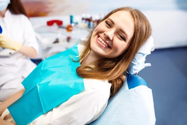Overzicht van de preventie van cariës. Vrouw bij de tandarts stoel tijdens een tandheelkundige ingreep. — Stockfoto